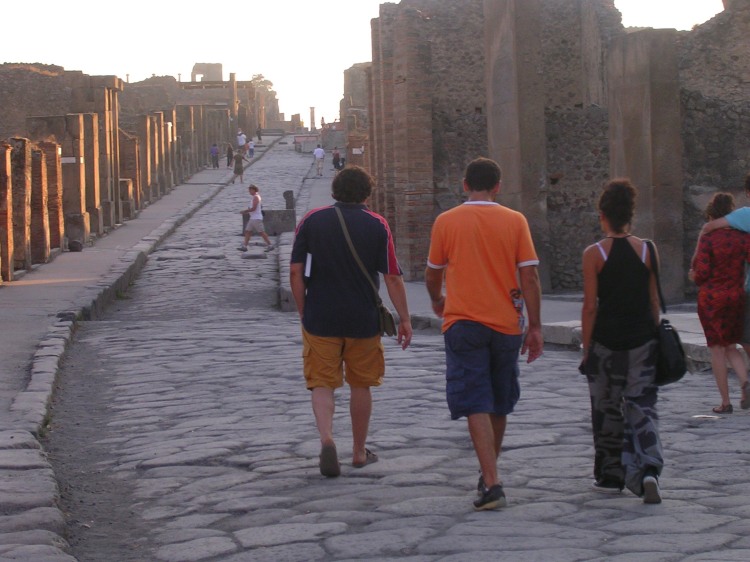 Walking tour at Pompeii along "Via dell'Abbondanza"
